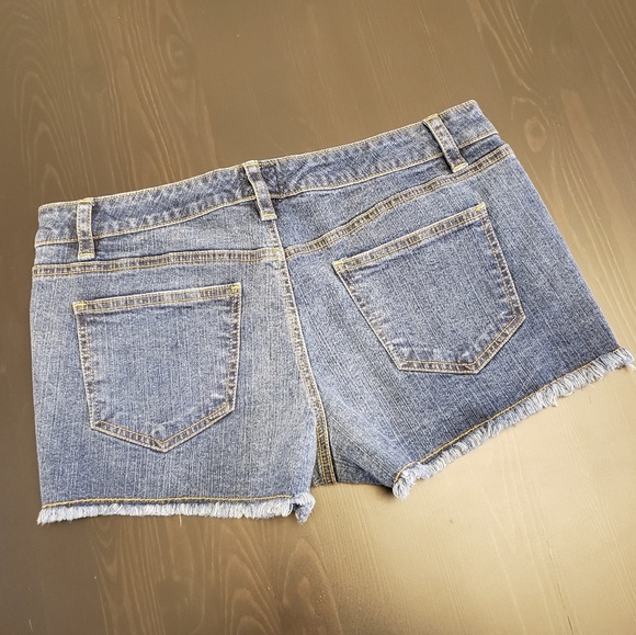 Gianni Bini jean shorts with crochet size 9 - Picture 2 of 4